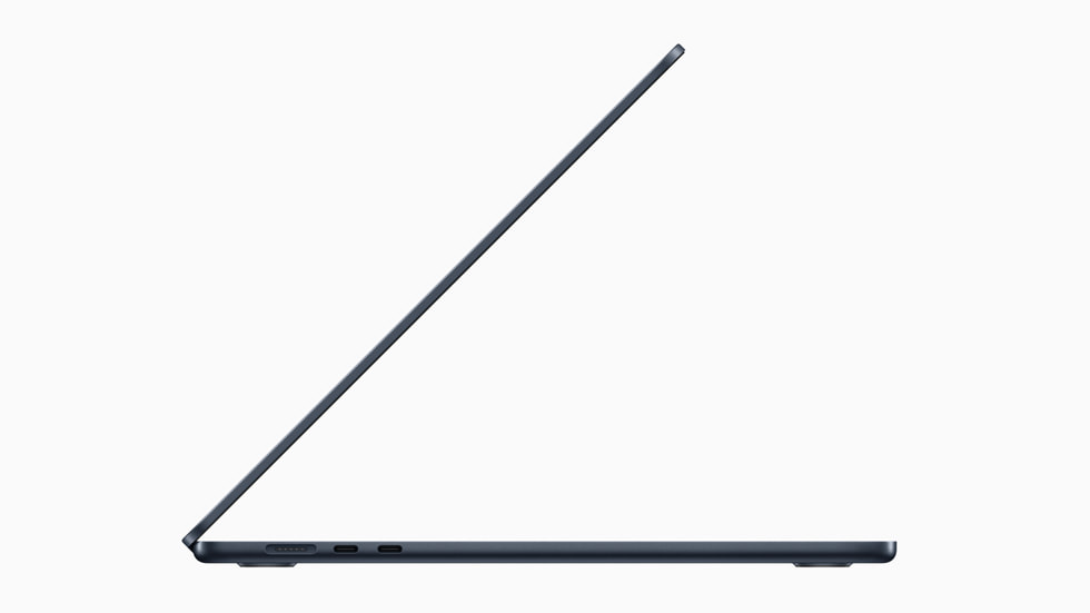 Mặt bên của MacBook Air 15 inch mới màu Đêm Xanh Thẳm.